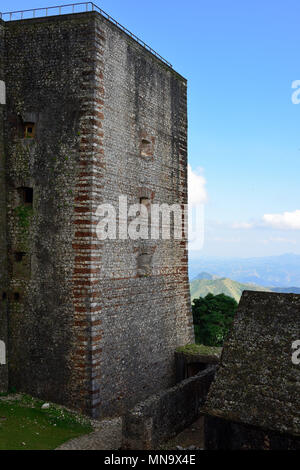 Plus de montagnes de Haïti et les vestiges de la Citadelle la ferrière français construit sur le sommet d'une montagne Banque D'Images