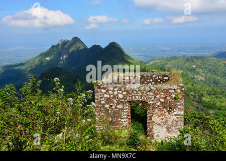 Plus de montagnes de Haïti et les vestiges de la Citadelle la ferrière français construit sur le sommet d'une montagne Banque D'Images