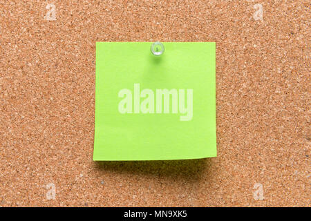 La place vide sur une feuille verte épinglé rappel cork brown Banque D'Images