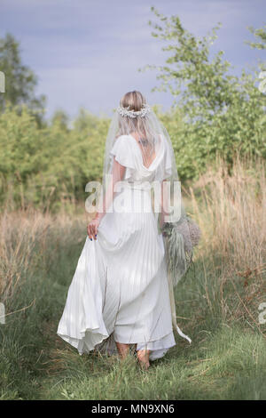 Belle femme - la mariée. Style Boho femme. Belle femme aux pieds nus sur la clairière. Nymphe, naturel. Banque D'Images