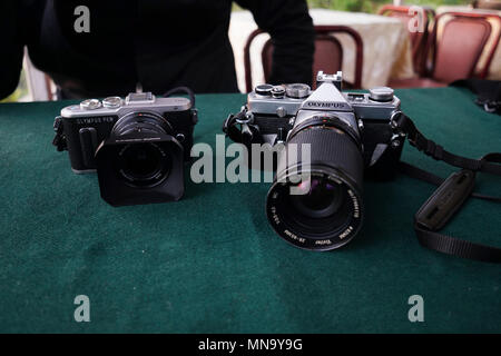 Istanbul, Turquie - 1 mai 2018 : Un Olympus PEN E-PL8 et un Olympus OM-1 sont sur une table. Pen E-PL8 est un appareil photo numérique mirrorless et OM-1 est un 35mm Banque D'Images