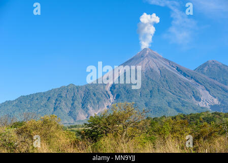 El Fuego volcan incroyable au cours d'une éruption sur la gauche et l'Acatenango volcan sur la droite, vue d'Antigua, Guatemala Banque D'Images