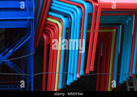 Close up de chaises empilées en attente d'utilisation à un café de la rue Banque D'Images