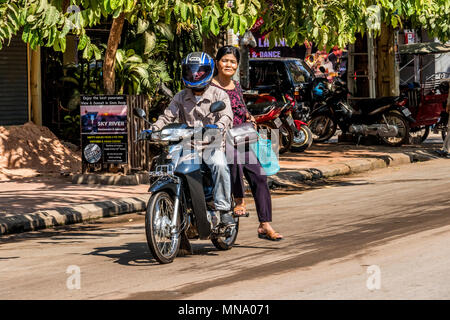 Les résidents locaux shopping à pied ou marche sur la moto avec les enfants ou la famille à Siem Reap au Cambodge Banque D'Images