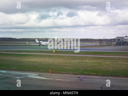 STOCKHOLM, Suède - 27 avril 2018 : l'aéroport d'Arlanda tarmac et petits blancs de l'aéronef du gouvernement avec les trois couronnes de feuilles de symbole Banque D'Images