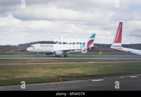 STOCKHOLM, Suède - 27 avril 2018 : l'aéroport d'Arlanda tarmac et Eurowings laissant l'avion Banque D'Images