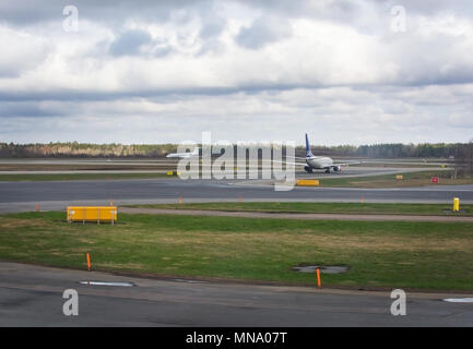 STOCKHOLM, Suède - 27 avril 2018 : l'aéroport d'Arlanda tarmac et petits blancs de l'aéronef du gouvernement avec les trois couronnes de feuilles de symbole Banque D'Images