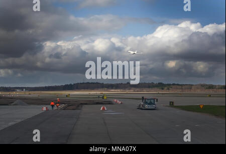 STOCKHOLM, Suède - 27 avril 2018 : l'aéroport d'Arlanda tarmac et petits blancs de l'aéronef du gouvernement avec les trois couronnes de feuilles de symbole Banque D'Images