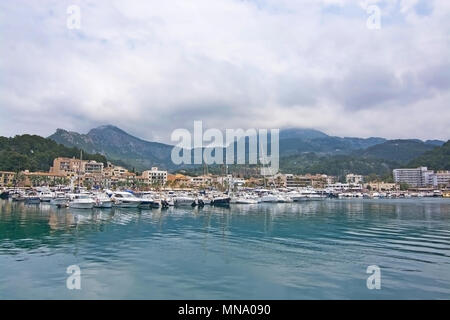 PUERTO SOLLER, Majorque, Espagne - 10 MAI 2018 : les bateaux et les détails dans la marina sur l'image le 10 mai 2018 à Puerto Soller, Majorque, Espagne. Banque D'Images