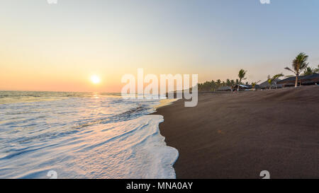 Coucher du soleil à plage de sable noir de Monterrico, au Guatemala. Monterrico est situé sur la côte du Pacifique dans le département de Santa Rosa. Connu pour ses v Banque D'Images