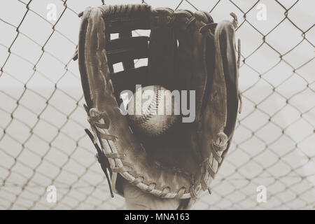 Vintage rugueux dans baseball mitt Banque D'Images