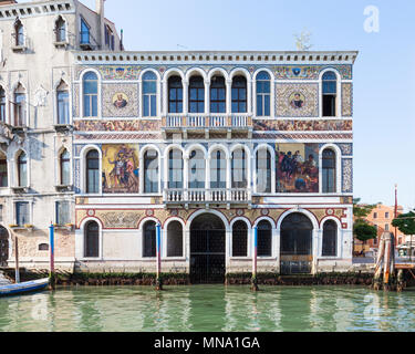 Le 16e siècle façade du Palazzo Barbarigo avec ses mosaïques en verre de murano décoré, Grand Canal, Dorsoduro, Venise, Vénétie, Italie Banque D'Images