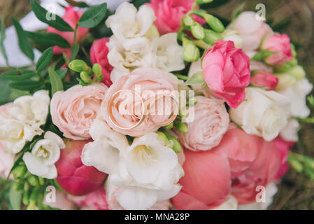 Bouquet de fleurs. Le bouquet de mariée. Bouquet de mariée. La floristique. Les anneaux de mariage. Bouquet de mariage de différentes couleurs. Banque D'Images