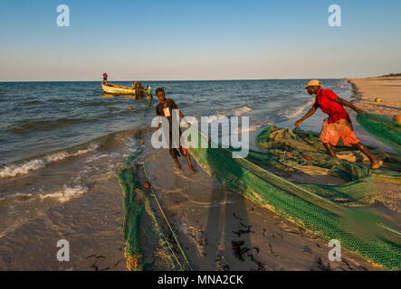 Les pêcheurs artisanaux sortir des filets dans Inhassoro au Mozambique. Banque D'Images