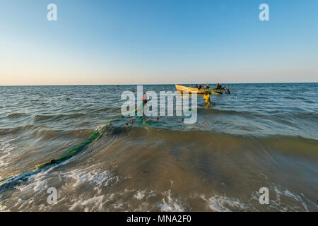 Les pêcheurs artisanaux sortir des filets dans Inhassoro au Mozambique. Banque D'Images