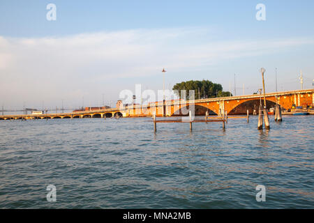 Le tramway de la ville et traverser le Ponte della Liberta van sur la lagune de Venise de la connexion avec le centre historique de Venise Mestre, Venise, Vénétie, Italie au coucher du soleil Banque D'Images