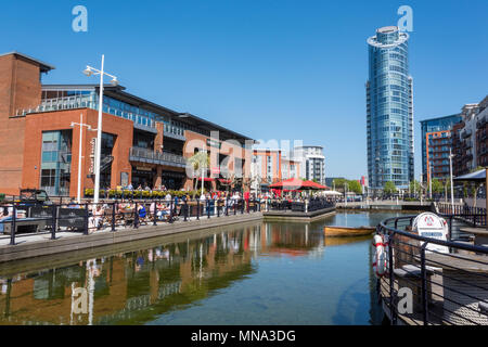 Des foules de gens appréciant les restaurants et bars au bord de l'eau à GUNWHARF QUAYS Retail outlet shopping center à Portsmouth. manger et salle à manger en plein air Banque D'Images