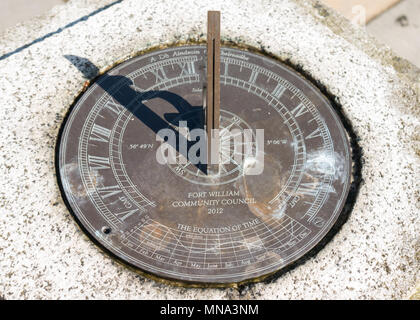 Sundial gnomon crénelé et équation du temps Banque D'Images