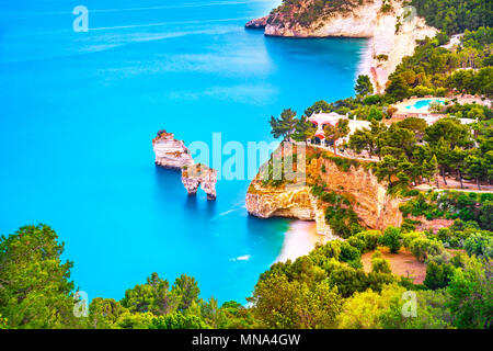 Mattinata Faraglioni cheminées et plage côte d'Mergoli, Vieste Gargano, Pouilles, Italie. L'Europe. L'exposition longue Banque D'Images