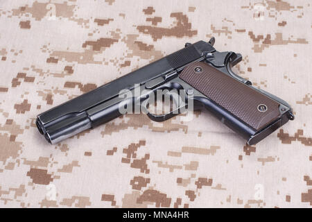 Pistolet Colt 1911 sur l'uniforme de camouflage US Marines Banque D'Images