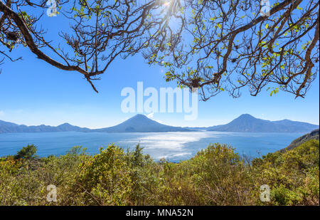 Vue panoramique sur le lac Atitlan et volcans - Guatemala Banque D'Images