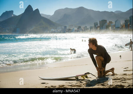 RIO DE JANEIRO - Mars 20, 2017 : surfer sur la plage avant d'aller dans les vagues au spot de surf à l'Arpoador. Banque D'Images