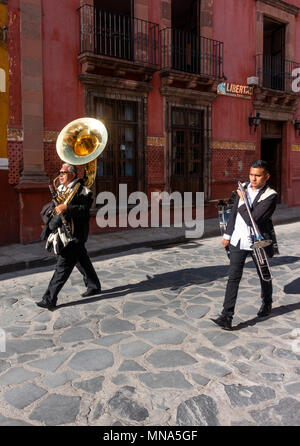 Deux hommes cuivres mexicains se dépêchant pour un concert de musique à San Miguel de Allende, Mexique Banque D'Images