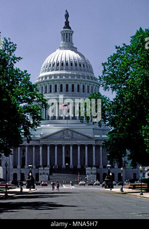 Washington DC, USA, mai 1986 East Front de la capitale américaine comme vu à partir du niveau du sol sur la East Capitol Street Banque D'Images