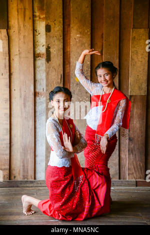 Kanchanaburi, Thaïlande - Juillet 23, 2016 : Magnifiques adolescentes danser pour montrer aux touristes dans pavillon bouddhiste en bois à Kanchanaburi, Thaïlande Banque D'Images