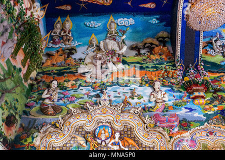 Bangkok, Thaïlande - 15 juillet 2015 : la littérature Thaï belles statues à être décorés sur mur de l'église bouddhiste à Pariwas temple où est la destination de Banque D'Images