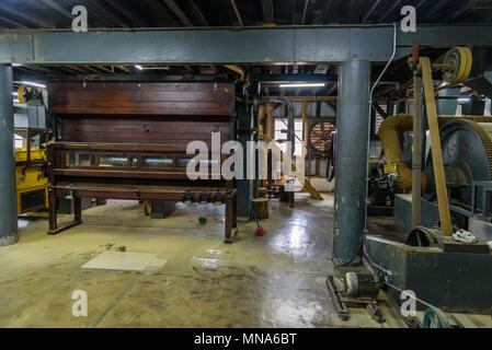 La production de café. Les grains de café durant le processus de torréfaction. Torréfacteur à tambour. Processus Rosting de café. Banque D'Images