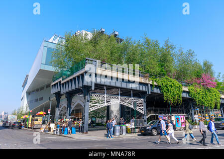 Manhattan, New York City - 14 juin 2017 : Paysages de la ligne élevée. Parc public urbain sur une ligne ferroviaire fret historique, la ville de New York, Manhattan. Banque D'Images