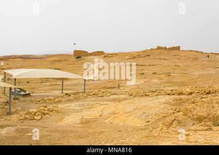 Une vue sur le terrain accidenté sur le dessus de l'historique du site siège à Massada dans le district sud de la Judée, Israël Banque D'Images