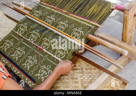 Ndao femme tisse une couverture avec motif tortue en utilisant l'ancien en bois traditionnel à tisser. Ndao Island, Indonésie. Banque D'Images