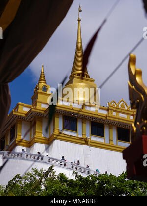 Thaïlande, Bangkok - 14 avril 2018 : colline artificielle à l'intérieur du Wat Saket à Bangkok, Thaïlande, les visiteurs de monter les marches du temple. Phu-khao T Banque D'Images