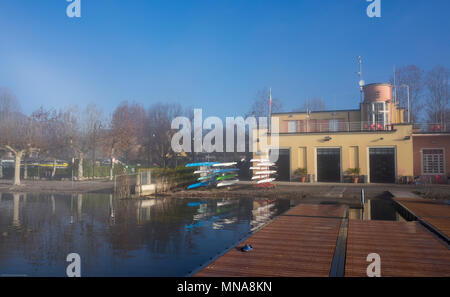 Varèse, Lombardie, Italie, vue générale, du Club d'aviron de Varèse et de hangars à bateaux, la hausse tôt le matin soleil, créant les conditions atmosphériques, le brouillard ou brouillard à la [Canottieri Varese] Lac de Varèse. © Peter SPURRIER, Banque D'Images