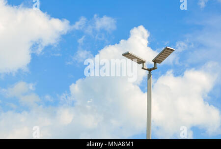 Les lampadaires LED avec la technologie d'économie d'énergie, sur fond de ciel nuages Banque D'Images