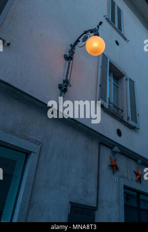 Intra, province de Verbano-Cusio-Ossola. L'Italie. Lampe en fer forgé orné de toit attaché à un bâtiment 26/12/2016 [© Peter SPURRIER] Banque D'Images