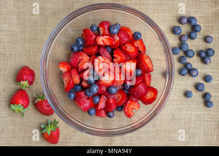 Vue de dessus de fraises et de bleuets cocktail de fruits. Flatlay la photographie. Banque D'Images