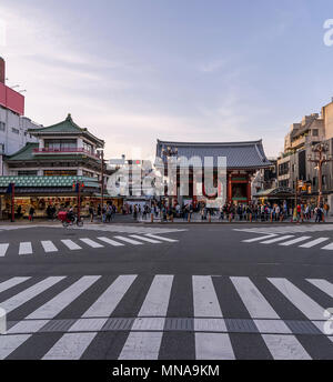 La belle Kaminarimon gate dans le quartier Asakusa de Tokyo, Japon Banque D'Images