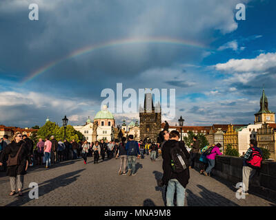 PRAGUE, RÉPUBLIQUE TCHÈQUE - 15 mai, 2018. Le Pont Charles avec Rainbow, célébration de Saint John Navalis Prague 2018 Banque D'Images