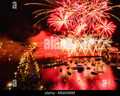 Le Pont Charles avec grand feu d'artifice dans Prague Pendant la célébration St. John Navalis 2018, performance spectaculaire sur la rivière Vltava. Banque D'Images