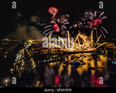 Le Pont Charles avec grand feu d'artifice dans Prague Pendant la célébration St. John Navalis 2018, performance spectaculaire sur la rivière Vltava. Banque D'Images