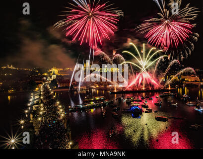 Le Pont Charles avec grand feu d'artifice dans Prague Pendant la célébration St. John Navalis 2018, performance spectaculaire sur la rivière Vltava. Banque D'Images