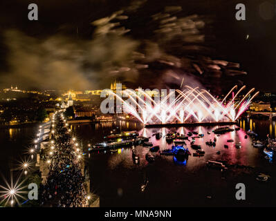 Le Pont Charles avec grand feu d'artifice dans Prague Pendant la célébration St. John Navalis 2018, performance spectaculaire sur la rivière Vltava. Banque D'Images