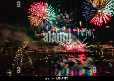 Le Pont Charles avec grand feu d'artifice dans Prague Pendant la célébration St. John Navalis 2018, performance spectaculaire sur la rivière Vltava. Banque D'Images