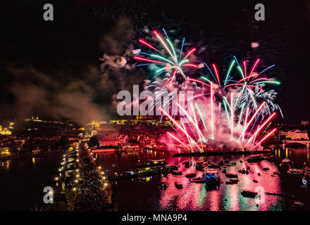 Le Pont Charles avec grand feu d'artifice dans Prague Pendant la célébration St. John Navalis 2018, performance spectaculaire sur la rivière Vltava. Banque D'Images