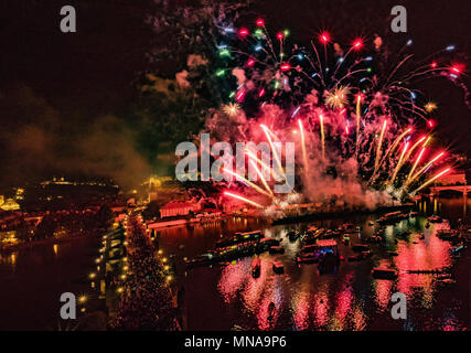 Le Pont Charles avec grand feu d'artifice dans Prague Pendant la célébration St. John Navalis 2018, performance spectaculaire sur la rivière Vltava. Banque D'Images