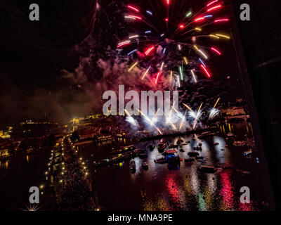 Le Pont Charles avec grand feu d'artifice dans Prague Pendant la célébration St. John Navalis 2018, performance spectaculaire sur la rivière Vltava. Banque D'Images