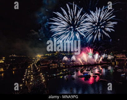 Le Pont Charles avec grand feu d'artifice dans Prague Pendant la célébration St. John Navalis 2018, performance spectaculaire sur la rivière Vltava. Banque D'Images